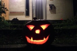 南郷かぼちゃランタン作り、超楽しい！明日5日まで。早速、近所の友達とハロウィンパーティー。