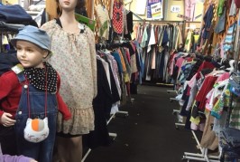 今日の小学校の卒業式用に、小４の次女のために福祉の駅白銀店リサイクルショップで昨日買い出し！！